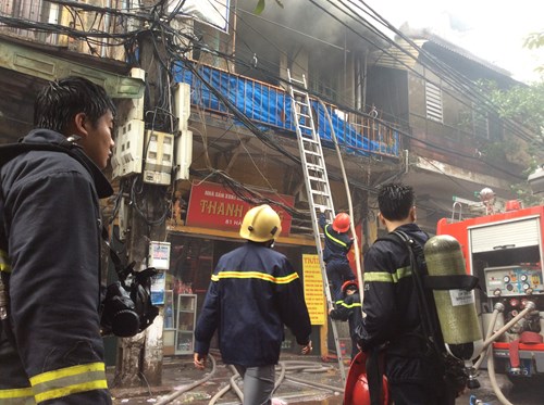 Tin tức mới cập nhật: Ch&aacute;y cơ sở sản xuất hương tr&ecirc;n phố H&agrave;ng Bồ khiến 3 người bị thương