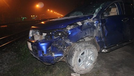 Tin tức mới cập nhật: &Ocirc; t&ocirc; b&aacute;n tải bị t&agrave;u hỏa h&uacute;c văng h&agrave;ng chục m&eacute;t