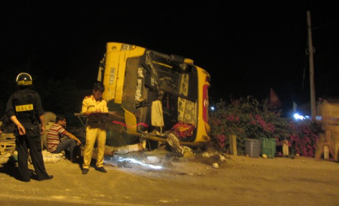 Tin tức mới cập nhật: Lật xe giường nằm, h&agrave;ng chục người tho&aacute;t chết