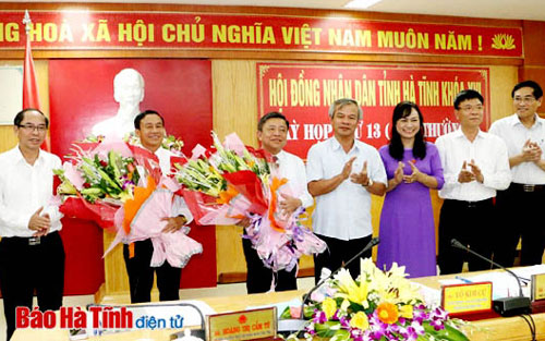 &Ocirc;ng V&otilde; Kim Cự (thứ 3 tr&aacute;i sang) v&agrave; &ocirc;ng L&ecirc; Đ&igrave;nh Sơn (thứ 2 b&ecirc;n tr&aacute;i) nhận hoa ch&uacute;c mừng của Thường trực Tỉnh ủy, HĐND