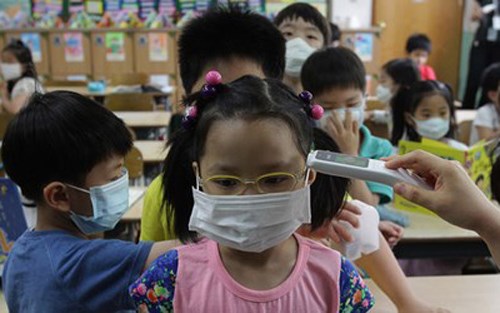 Nhiều gia đ&igrave;nh H&agrave;n Quốc khổ sở v&igrave; trường học của con ch&aacute;u họ bị đ&oacute;ng cửa tạm thời