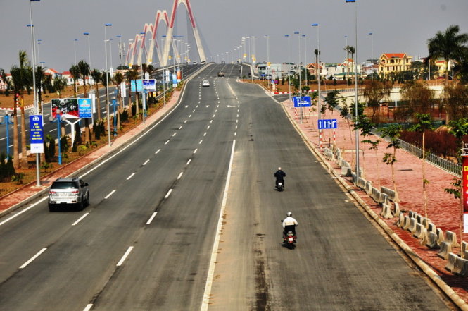 Tin tức mới cập nhật: Dỡ dải ph&acirc;n c&aacute;ch cầu Nhật T&acirc;n sau nhiều tai nạn