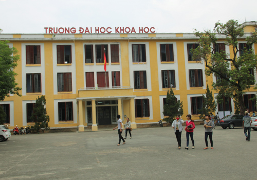3 sinh vi&ecirc;n bị  bỏng nhẹ v&ugrave;ng mặt v&agrave; c&aacute;nh tay do b&oacute;ng bay ph&aacute;t nổ, theo tin tức mới cập nhật 