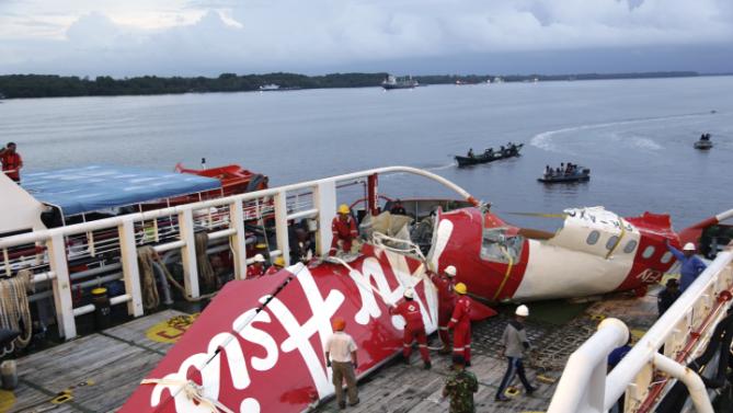 Tin tức mới cập nhật: Trục vớt hộp đen thứ hai của m&aacute;y bay AirAsia gặp nạn