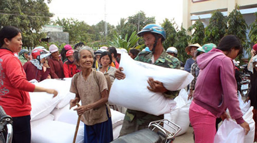 Theo tin tức mới cập nhật trong nước, Qu&acirc;n đội hỗ trợ 4 tỉ đồng cho d&acirc;n v&ugrave;ng hạn Ninh Thuận 