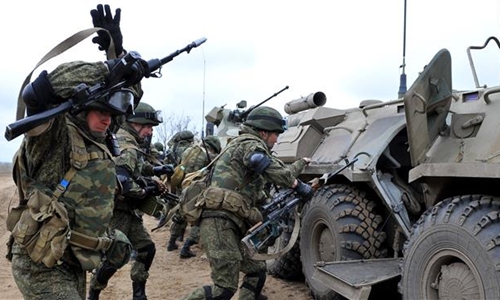 Binh sĩ Nga tham gia tập trận qu&acirc;n sự ở Sernovodsky, gần bi&ecirc;n giới với Chechnya, c&aacute;ch th&agrave;nh phố miền nam Stavropol khoảng 260 km về ph&iacute;a nam, th&aacute;ng 3/2015