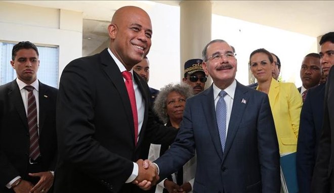 Tổng thống Haiti Michel Martelly (tr&aacute;i) v&agrave; người đồng cấp Cộng h&ograve;a Dominicana Danilo MedinaTổng thống Haiti Michel Martelly (tr&aacute;i) v&agrave; người đồng cấp Cộng h&ograve;a Dominicana Danilo Medina