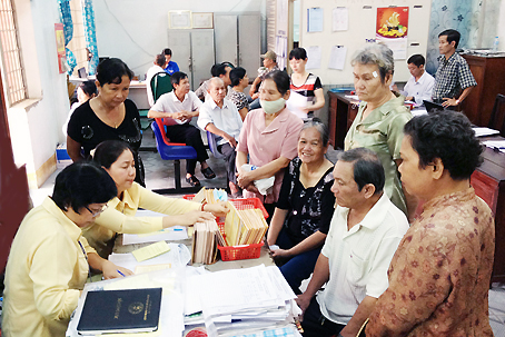 Theo tin tức mới cập nhật trong nước, bảo hiểm x&atilde; hội TP HCM cho biết sẽ trả lương hưu, trợ cấp bảo hiểm x&atilde; hội qua bưu điện 