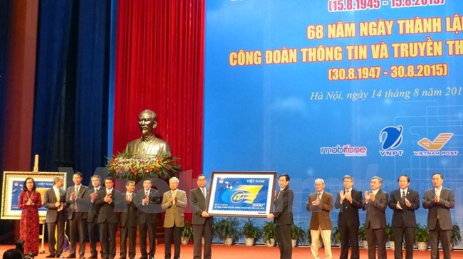 Bức tranh tem truyền thống 70 năm ng&agrave;nh Bưu điện