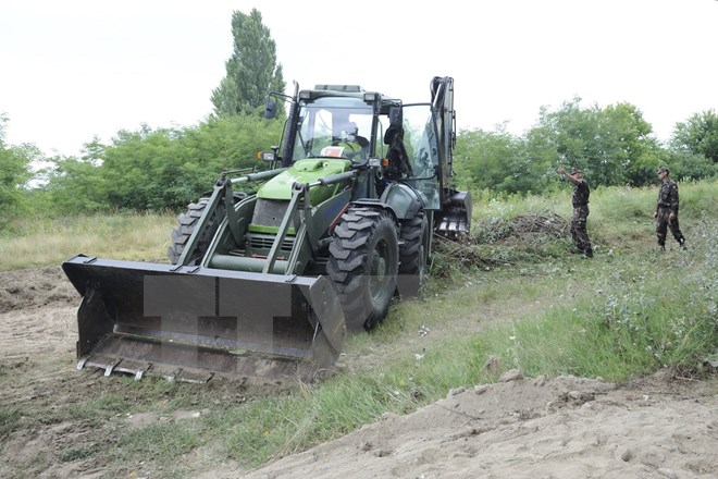 Tin tức mới cập nhật quốc tế, binh sỹ Hungary tham gia x&acirc;y dựng tường r&agrave;o ngăn l&agrave;n s&oacute;ng di cư tại Morahalom