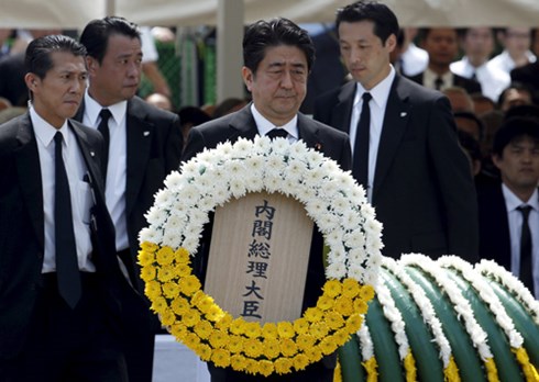 Thủ tướng Nhật Bản Shinzo Abe trong lễ tưởng niệm 70 năm Nagsaki bị n&eacute;m bom nguy&ecirc;n tử