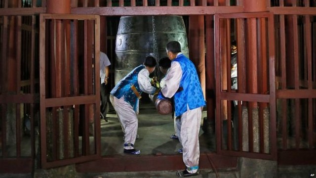 Người Triều Ti&ecirc;n đ&aacute;nh chu&ocirc;ng b&aacute;o hiệu m&uacute;i giờ mới c&oacute; hiệu lực, tin tức mới cập nhật quốc tế 