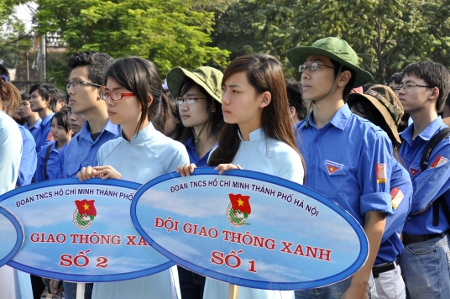 Nhiều địa phương đ&atilde; tổ chức những hoạt động thiết thực nhằm hưởng ứng th&aacute;ng an to&agrave;n giao th&ocirc;ng năm 2015 