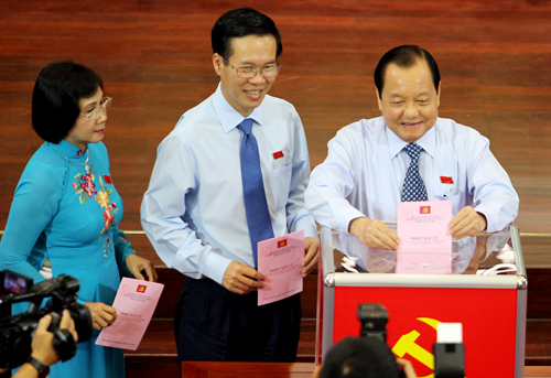 C&aacute;c đại biểu bỏ phiếu bầu Ban chấp h&agrave;nh đảng bộ TP HCM nhiệm kỳ 2015-2020