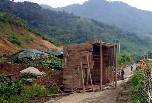 Một phần ng&ocirc;i nh&agrave; truyền thống của th&ocirc;n bị đất đ&aacute; đẩy xuống đường