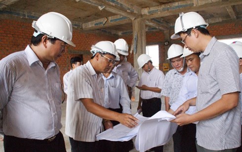 &Ocirc;ng Nguyễn Tiến Hải (thứ hai từ tr&aacute;i qua) kiểm tra tiến độ thi c&ocirc;ng Dự &aacute;n đầu tư x&acirc;y dựng Bệnh viện Điều dưỡng &ndash; Phục hồi chức năng