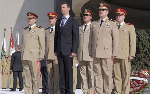 Tổng thống Syria Assad c&ugrave;ng c&aacute;c tướng lĩnh qu&acirc;n đội Syria