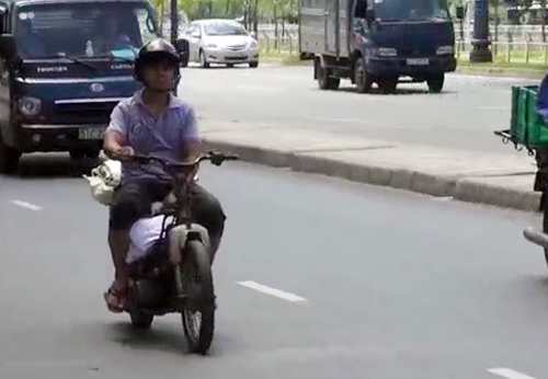 Xe cũ n&aacute;t chở h&agrave;ng tr&ecirc;n đường phố S&agrave;i G&ograve;n