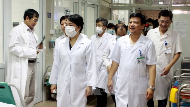 Bộ trưởng Bộ Y tế Nguyễn Thị Kim Tiến v&agrave; đo&agrave;n gi&aacute;m s&aacute;t tại Bệnh viện Bệnh Nhiệt đới Trung ương (H&agrave; Nội)