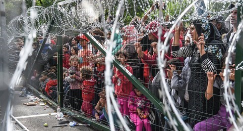 Hungary đ&atilde; x&acirc;y dựng h&agrave;ng r&agrave;o đ&oacute;ng cửa bi&ecirc;n giới với Serbia v&agrave; Croatia nhằm ngăn chặn người tị nạn, theo tin tức mới cập nhật quốc tế 