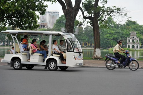 Một tuyến xe điện hoạt động ở TP H&agrave; Nội