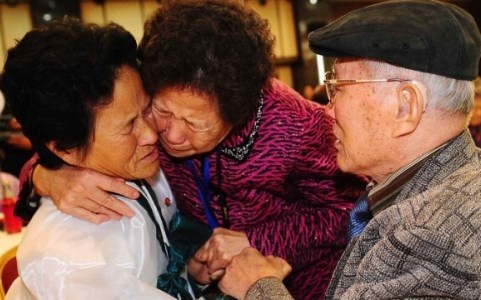 Cảnh đo&agrave;n tụ đầy nước mắt của một gia đ&igrave;nh bị ly t&aacute;n