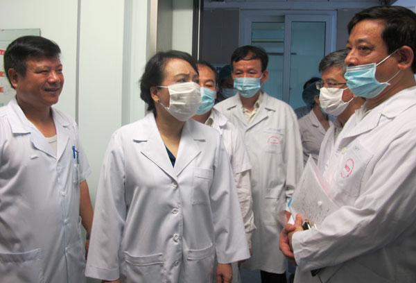 Bộ trưởng Y tế kiểm tra c&ocirc;ng t&aacute;c ph&ograve;ng chống dịch tại Bệnh viện Bệnh Nhiệt đới Trung ương s&aacute;ng 18/6