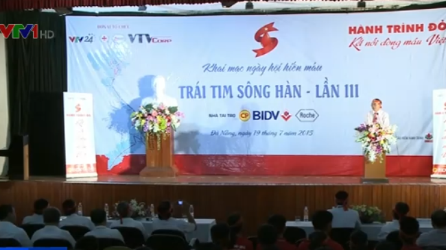 Đ&ocirc;ng đảo đo&agrave;n vi&ecirc;n thanh ni&ecirc;n, c&aacute;n bộ c&ocirc;ng chức v&agrave; người d&acirc;n đ&atilde; tham gia ng&agrave;y hội hiến m&aacute;u tại TP Đ&agrave; Nẵng 