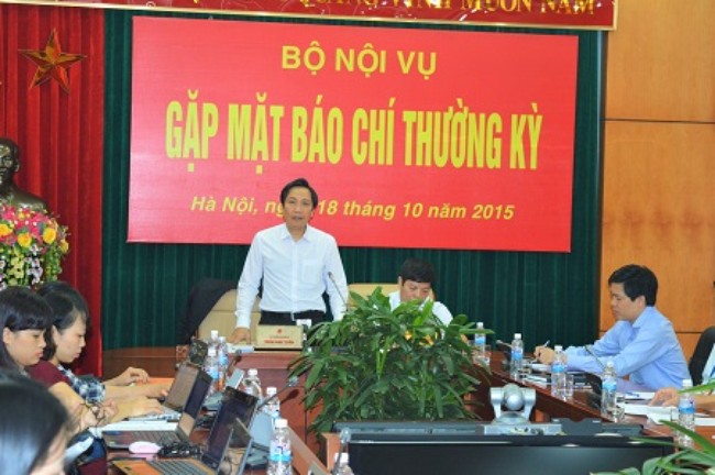 Thứ trưởng Bộ Nội vụ Trần Anh Tuấn trao đổi với b&aacute;o ch&iacute; xung quanh vụ việc h&agrave;ng trăm gi&aacute;o vi&ecirc;n ở H&agrave; Tĩnh, H&agrave; Nội bị cắt hợp đồng