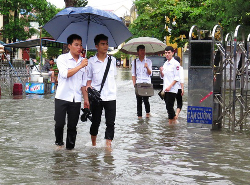Trận mưa k&eacute;o d&agrave;i 3 tiếng sớm nay biến nhiều tuyến phố Hải Ph&ograve;ng th&agrave;nh s&ocirc;ng, theo tin tức mới cập nhật trong nước 