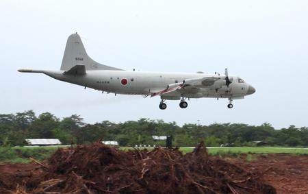 Chiếc m&aacute;y bay săn ngầm P-3C chở theo 20 nh&acirc;n vi&ecirc;n qu&acirc;n sự Nhật bản hạ c&aacute;nh tại s&acirc;n bay Puerto Princesa 