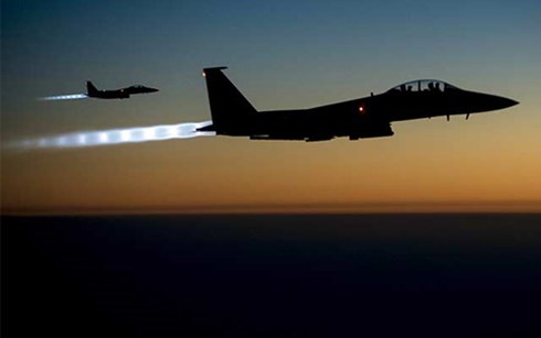 Chiến đấu cơ F-15E của Mỹ bay tr&ecirc;n bầu trời ph&iacute;a bắc Iraq sau khi tiến h&agrave;nh kh&ocirc;ng k&iacute;ch Syria 