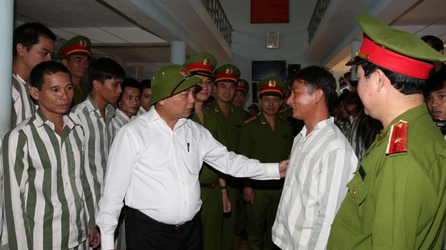 Ph&oacute; Thủ tướng Nguyễn Xu&acirc;n Ph&uacute;c thăm hỏi c&aacute;c phạm nh&acirc;n tại Trại giam Xu&acirc;n Lộc, theo tin tức mới cập nhật trong nước 