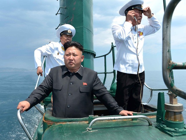L&atilde;nh đạo Triều Ti&ecirc;n Kim Jong-un trong một chuyến thị s&aacute;t tr&ecirc;n t&agrave;u ngầm , tin tức mới cập nhật quốc tế 