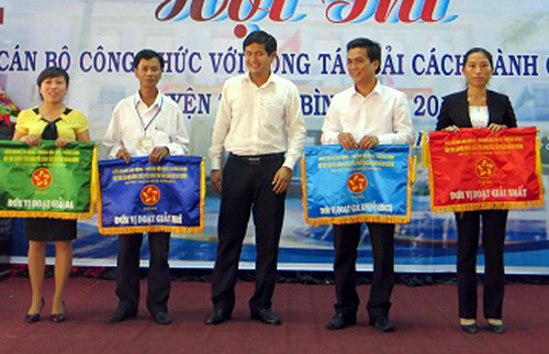 &Ocirc;ng L&ecirc; Phước Ho&agrave;i B&atilde;o (giữa), khi c&ograve;n l&agrave;m Ph&oacute; chủ tịch huyện Thăng B&igrave;nh