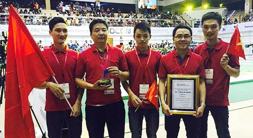 C&aacute;c ch&agrave;ng trai trong đội Robocon Hungyen Techedu gi&agrave;nh ng&ocirc;i v&ocirc; địch, theo tin tức mới cập nhật trong nước 