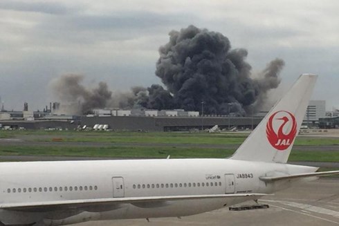 Kh&oacute;i bốc l&ecirc;n từ nh&agrave; m&aacute;y th&eacute;p gần s&acirc;n bay Haneda ở thủ đ&ocirc; Tokyo, theo tin tức mới cập nhật quốc tế 