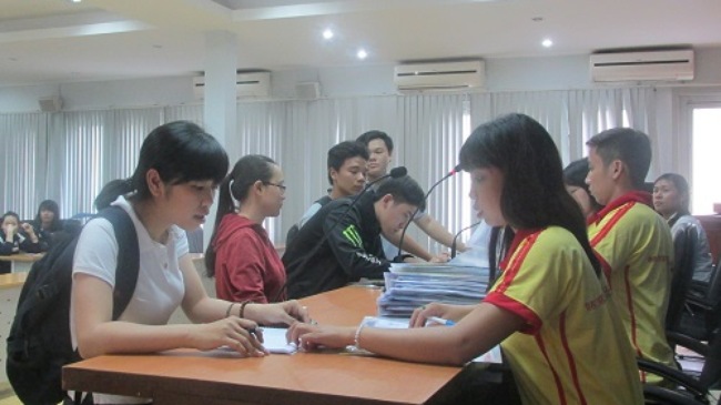 Th&iacute; sinh nhận giấy b&aacute;o điểm tại TPHCM
