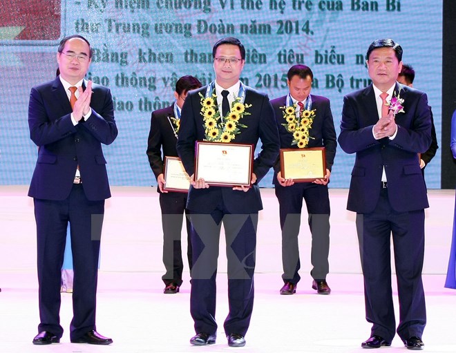 Chủ tịch Nguyễn Thiện Nh&acirc;n v&agrave; Bộ trưởng Bộ Giao th&ocirc;ng Vận tải Đinh La Thăng trao chứng nhận cho c&aacute;c c&aacute; nh&acirc;n được tuy&ecirc;n dương khen thưởng