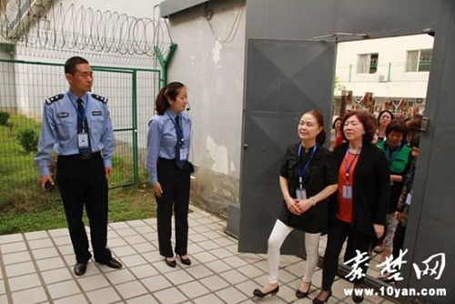 Trung Quốc cho quan chức thăm nh&agrave; t&ugrave; để răn đe