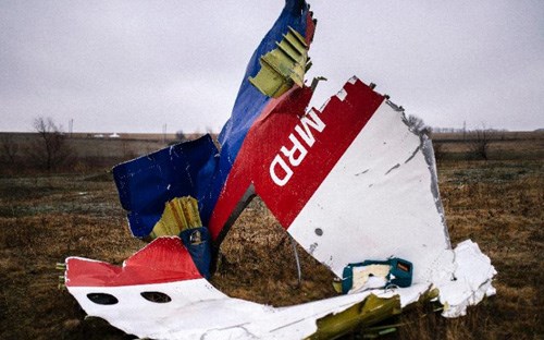 Một mảnh vỡ của m&aacute;y bay MH17 rơi ở miền Đ&ocirc;ng Ukraine 