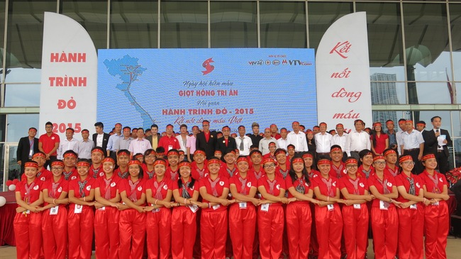 H&agrave;ng trăm người đ&atilde; c&oacute; mặt tại TT Hội nghị Quốc gia H&agrave; Nội để tham dự Ng&agrave;y hội hiến m&aacute;u Giọt hồng tri &acirc;n v&agrave; Hội qu&acirc;n H&agrave;nh tr&igrave;nh đỏ 2015