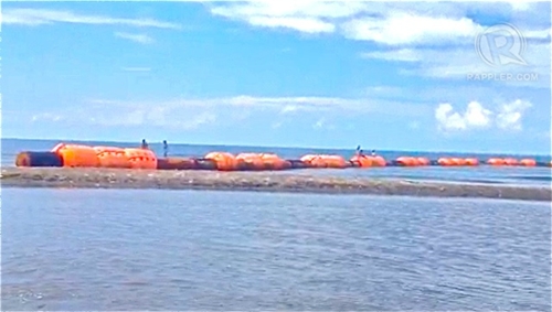 Đoạn phao chắn dầu được ngư d&acirc;n Philippines đưa v&agrave;o bờ