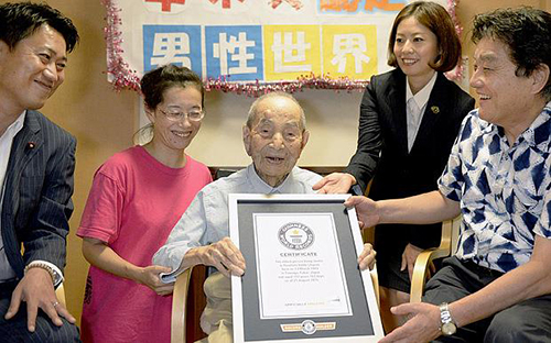 &Ocirc;ng Yasutaro Koide, 112 tuổi, nhận giấy chứng nhận Kỷ lục Guinness Thế giới l&agrave; người gi&agrave; nhất thế giới