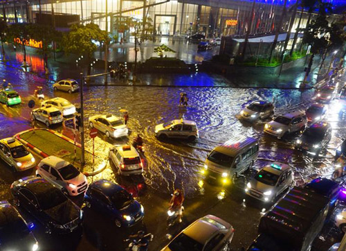 Tối qua nhiều tuyến đường ở thủ đ&ocirc; bị ngập nặng, theo tin tức mới cập nhật trong nước 