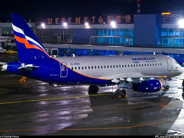 M&aacute;y bay chở kh&aacute;ch Sukhoi Superjet 100