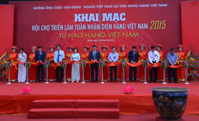 Theo tin tức mới cập nhật trong nước, Bộ C&ocirc;ng Thương đ&atilde; tổ chức hội chợ triển l&atilde;m &ldquo;Tuần nhận diện h&agrave;ng Việt 2015 - Tự h&agrave;o h&agrave;ng Việt Nam&rdquo;.