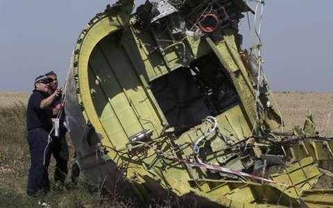 C&aacute;c nh&acirc;n vi&ecirc;n điều tra xem x&eacute;t hiện trường m&aacute;y bay MH17 