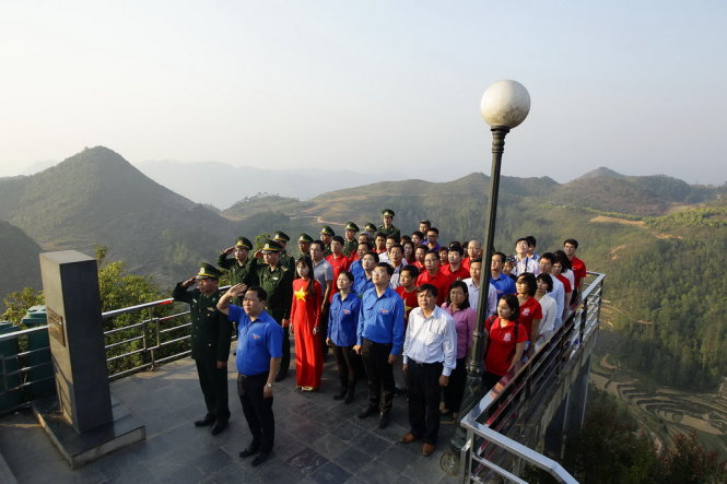 Huyện Đồng Văn, tỉnh H&agrave; Giang tổ chức lễ thượng cờ v&agrave; ch&aacute;o cờ tại Cột cờ quốc gia Lũng C&uacute; 