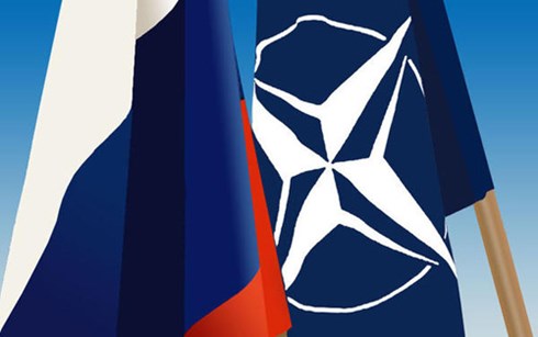 Cờ Nga v&agrave; cờ khối qu&acirc;n sự NATO